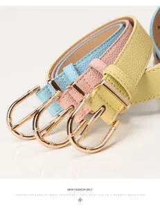 Gros plan de ceintures en cuir grainé colorées avec boucles fer à cheval dorées bambou