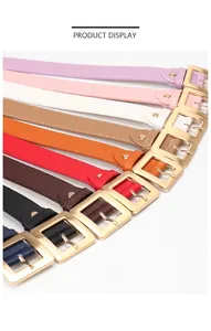 Dettaglio di sottili cinture in pelle colorate con fibbie quadrate dorate da donna