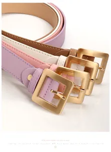 Dettaglio di cinture sottili in pelle da donna con fibbie dorate in quattro colori