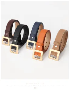 Dettaglio di cinque cinture in pelle assortite con eleganti fibbie quadrate dorate