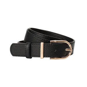 Ceinture en cuir noir pour femme avec boucle en U dorée rose sur fond blanc pur
