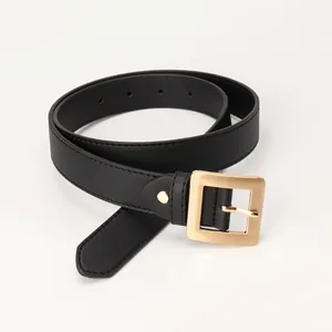 Cintura da donna chic in pelle nera con fibbia quadrata dorata opaca per jeans casual