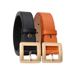 Cintura da donna in pelle con fibbia quadrata dorata nei colori nero e arancione