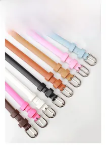 Collezione di cinture sottili in otto colori con classiche fibbie ad ardiglione in metallo
