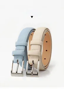 Vue détaillée de ceintures en cuir bleu clair et crème avec boucles carrées argentées
