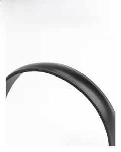 Dettaglio macro del bordo della cintura in pelle nera con finitura a olio liscia