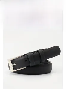 Détail de la sangle en cuir noir de haute qualité et boucle carrée en métal argenté