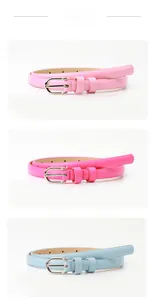 Dettaglio di cinture sottili in rosa, rosa rosso e blu chiaro con fibbie argento
