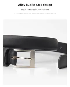 Détail rapproché de la boucle en alliage argenté poli sur la ceinture en cuir noir