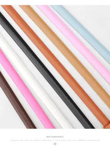 Dettaglio di sottili cinture colorate in finta pelle con fibbie ad ardiglione in lega
