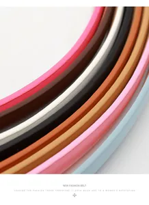 Dettaglio di cinture sottili in vari colori con fibbie in lega dallo stile elegante