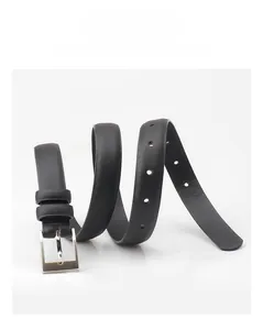 Détail de ceinture noire pour femme en simili cuir avec boucle argentée et œillets