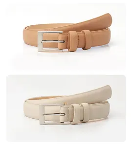 Détail de ceintures fines kaki et beige avec boucles rectangulaires en argent poli