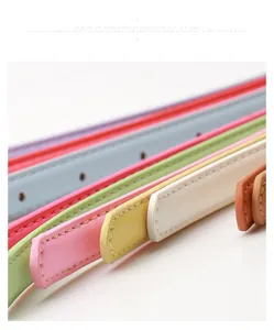 Dettaglio di cinture in pelle color macaron con cuciture fini e fibbia ad ardiglione