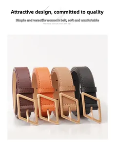 Dettaglio di quattro cinture in pelle colorate con fibbie d'oro in stile minimalista