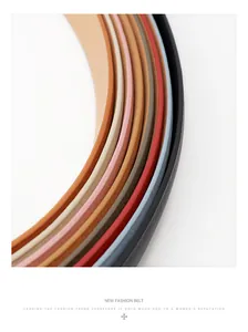 Vue détaillée de plusieurs ceintures en cuir colorées avec une texture de surface fine