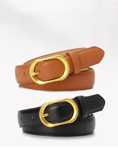 Détail de ceintures en cuir marron et noir avec boucles à ardillon dorées mates