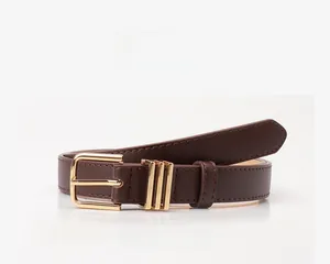 Détail de la ceinture marron café en similicuir avec boucle ardillon dorée et trois passants