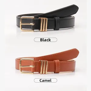 Détail de ceintures en cuir noir et camel avec boucles dorées et anneaux décoratifs