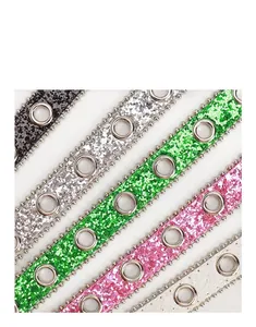 Détail de ceintures pailletées colorées avec œillets métalliques pour la mode style Y2K