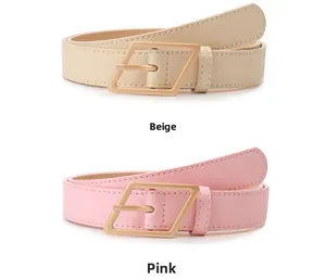 Dettaglio di cinture in pelle beige e rosa con fibbie geometriche dorate opache
