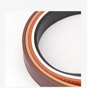 Gros plan de ceintures en similicuir colorées avec des coutures précises en plusieurs tons