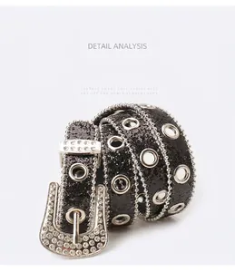 Détail d'une ceinture noire pailletée Y2K avec boucle en strass et œillets argent