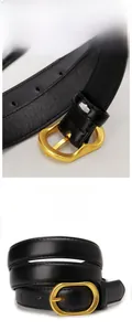 Détail de la ceinture en cuir noir avec boucle en alliage doré et texture de cuir premium