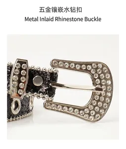 Détail de la boucle en strass Y2K avec alliage argenté et ceinture à paillettes noires