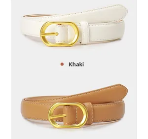 Vue détaillée des ceintures kaki et blanc cassé avec boucles ovales dorées élégantes