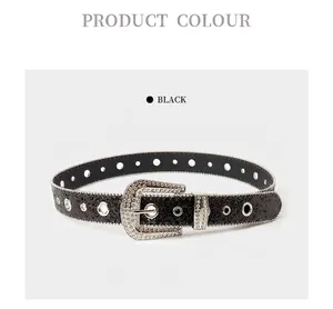 Detalle de cinturón negro brillante Y2K con ojales y hebilla de diamantes imitación