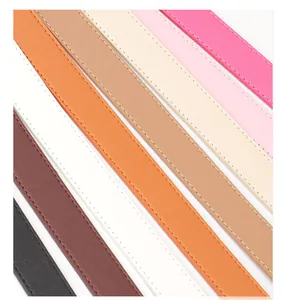 Dettaglio di cinture in pelle in 8 colori vivaci con cuciture sui bordi precise