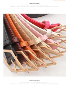Dettaglio di cinture in ecopelle da donna con fibbie geometriche dorate decorative
