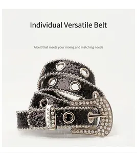 Détail de la boucle y2k en strass et de la ceinture en cuir à paillettes et œillets