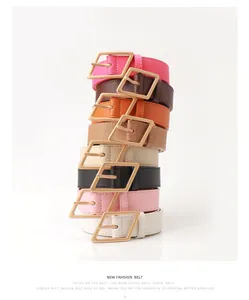Pile verticale di cinture in ecopelle in otto colori con fibbie geometriche in oro opaco