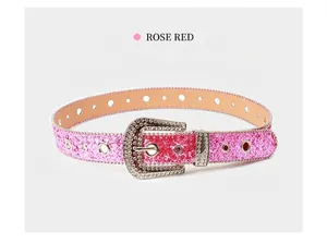 Detalle del cinturón de lentejuelas rosa con hebilla occidental y diamantes de imitación