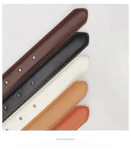 Gros plan de ceintures en cuir montrant les coutures et les options de couleurs