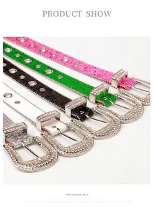 Detalle de cinturones de lentejuelas de colores con hebillas de strass estilo Y2K