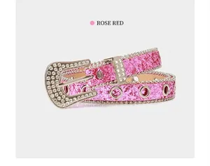 Détail d'une ceinture Y2K rose rouge avec strass étincelants et boucle de cowboy