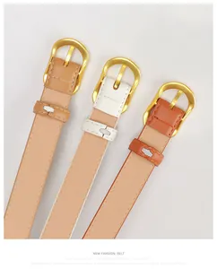 Trois ceintures fines en cuir pour femme en marron et blanc avec boucles dorées mates