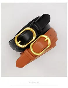 Détail de ceintures en cuir noir et marron avec boucles ovales en or mat élégantes