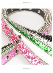 Gros plan sur des ceintures Y2K scintillantes avec boucles en strass et œillets colorés