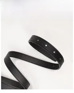 Makrodetail aus schwarzem PU-Ledergürtel mit präzisen Metall-Verstelllöchern für Damen