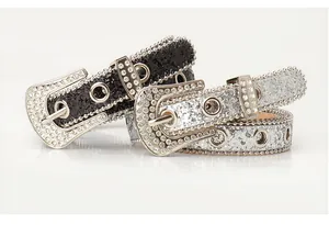 Détail des boucles à strass Y2K sur les ceintures à paillettes noires et argentées