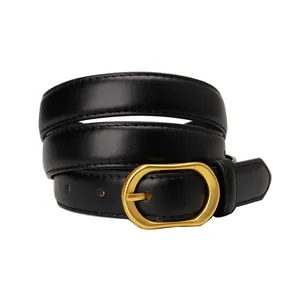 Ceinture classique en cuir noir avec boucle ovale dorée mate et fines coutures sur blanc