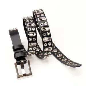 Cintura punk in pelle nera con occhielli ovali argento e fibbia quadrata su bianco