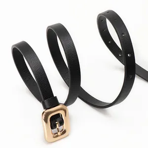 Minimalistischer schwarzer Leder-Schmalgürtel mit polierter goldener Schnalle für Damen