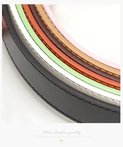 Gros plan de ceintures en cuir multicolores avec coutures fines en arc de cercle