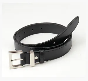 Vue détaillée de la ceinture en cuir noir avec boucle carrée argentée et coutures