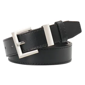 Ceinture élégante en cuir noir pour femme avec une boucle carrée en métal argenté
